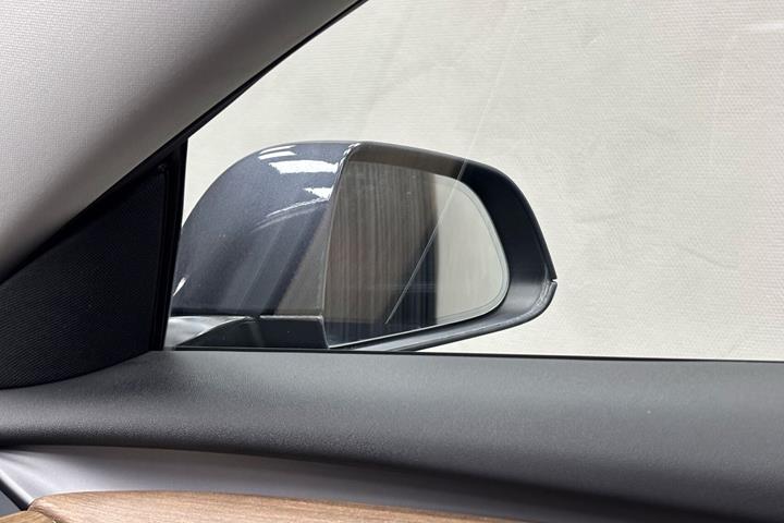 Grå Tesla Model 3 fra 2021