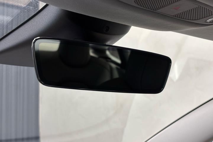 Grå Tesla Model 3 fra 2021