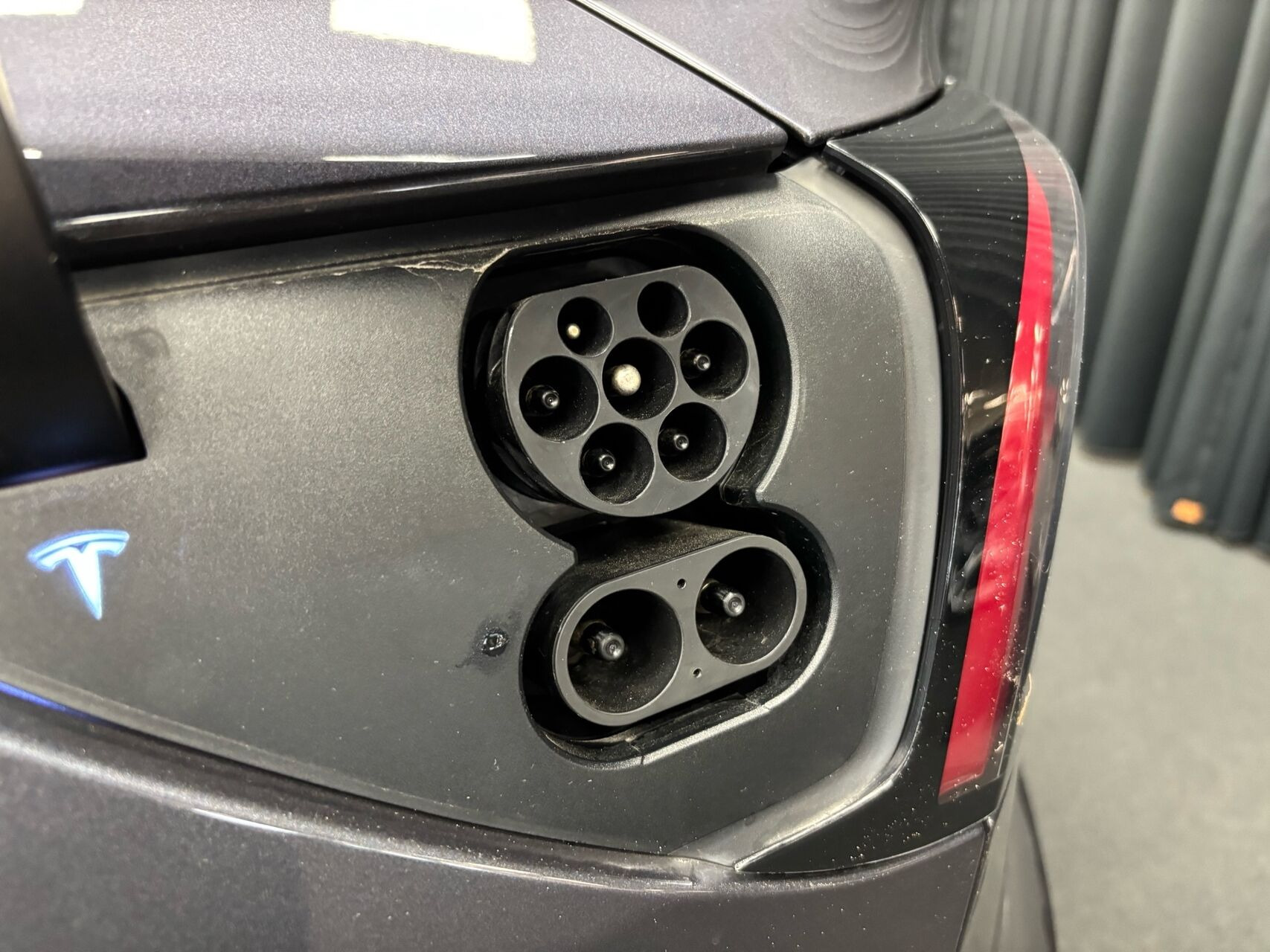 Grå Tesla Model 3 fra 2021