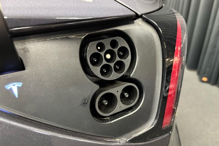 Grå Tesla Model 3 fra 2021