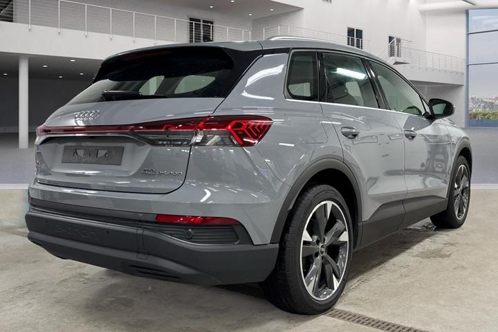 Grå Audi Q4 fra 2023
