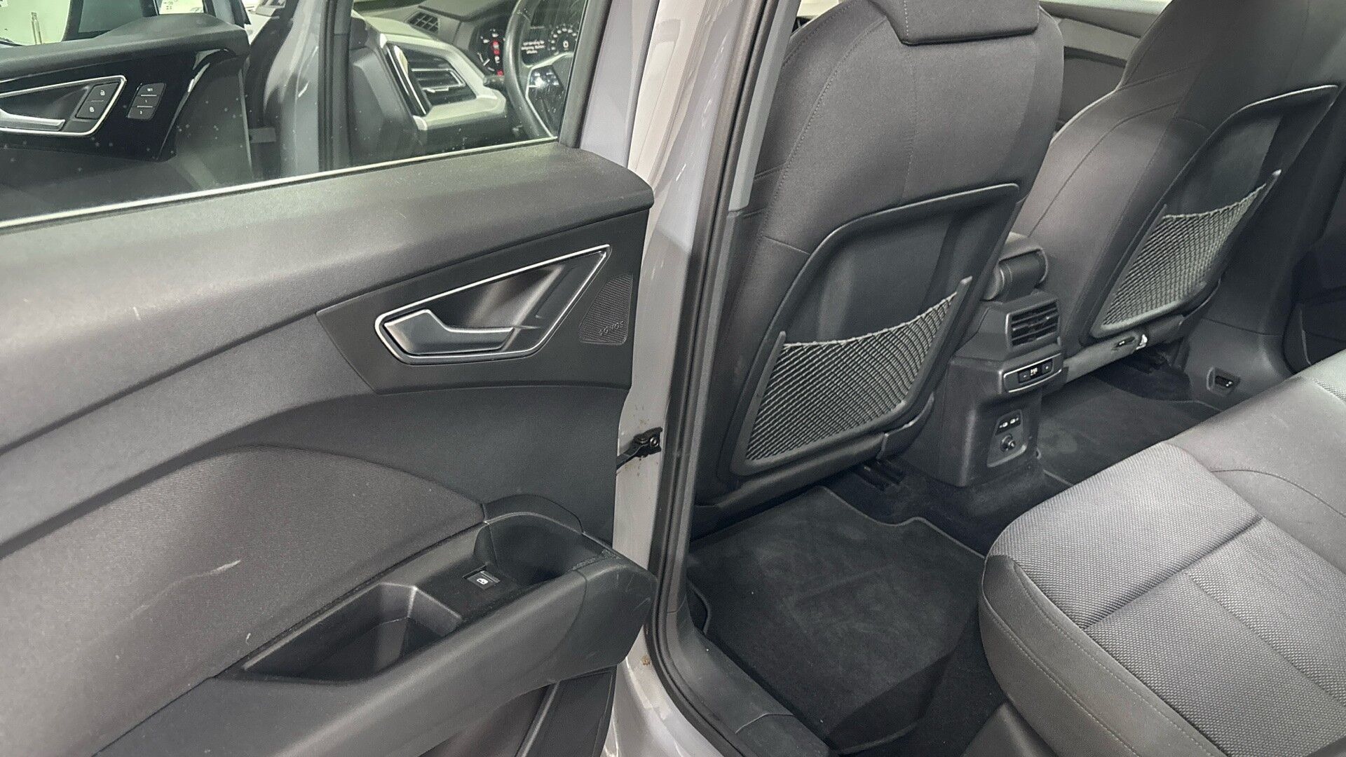 Grå Audi Q4 fra 2023
