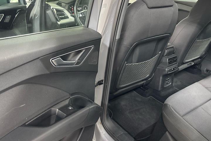 Grå Audi Q4 fra 2023