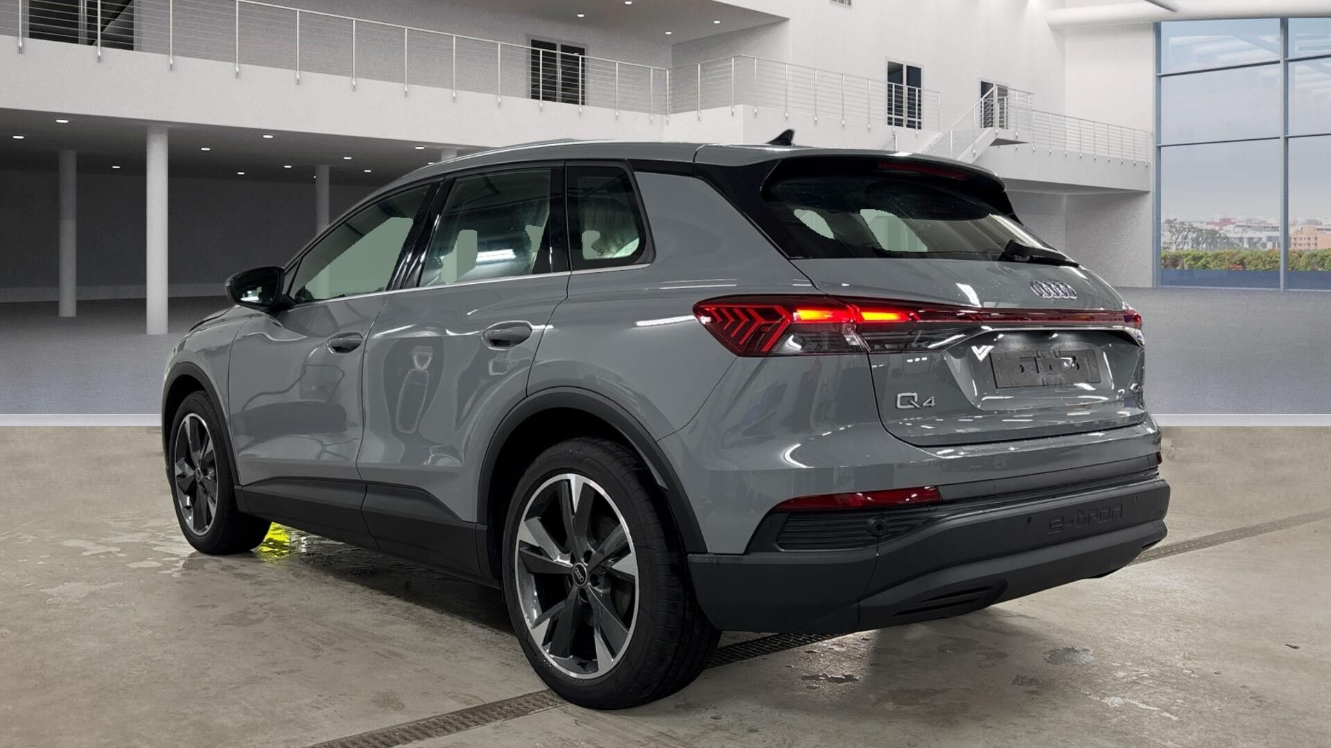 Grå Audi Q4 fra 2023