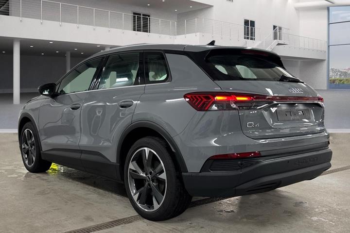 Grå Audi Q4 fra 2023