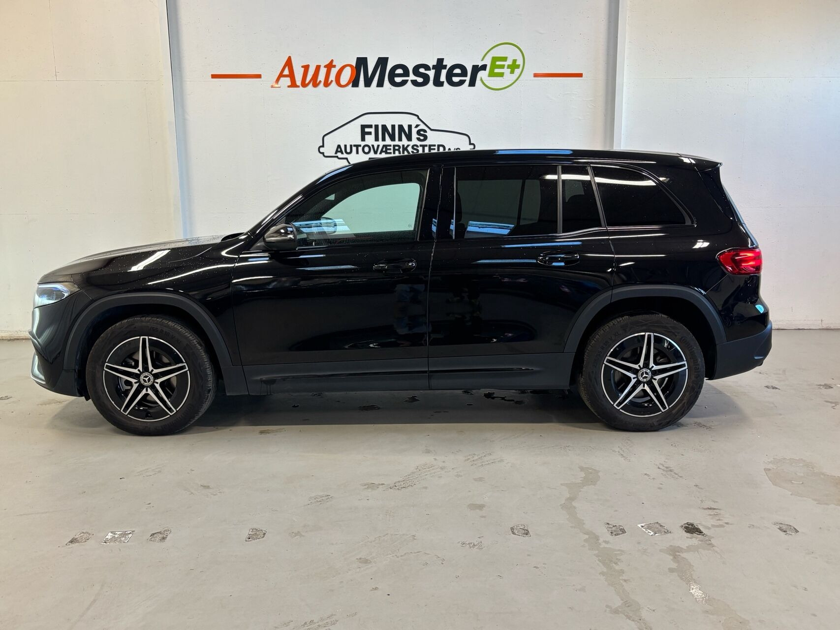 Sort Mercedes EQB250+ fra 2024
