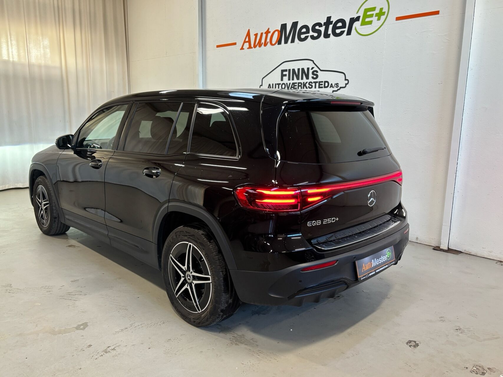 Sort Mercedes EQB250+ fra 2024