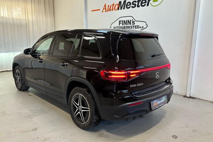 Sort Mercedes EQB250+ fra 2024