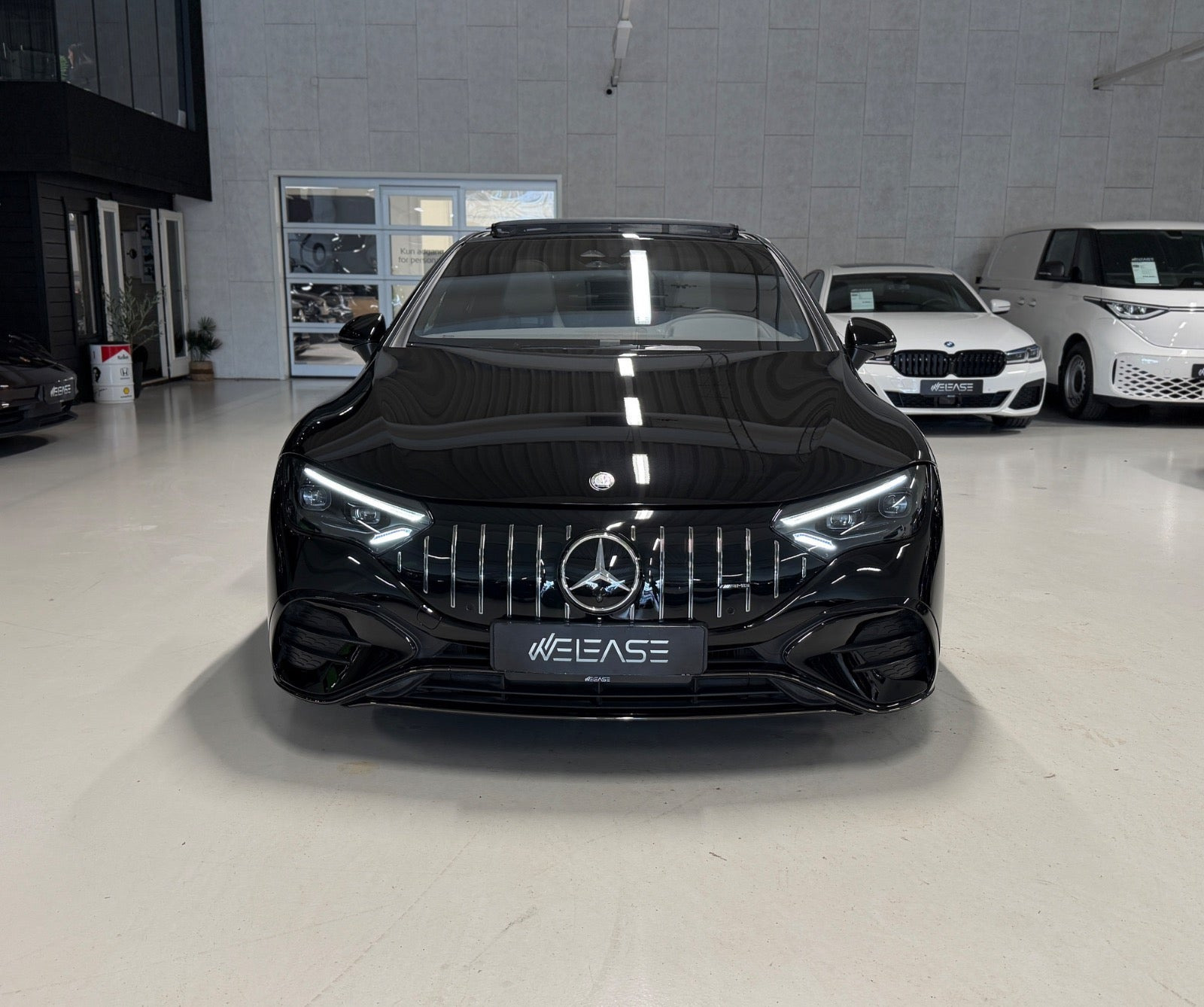 Sort Mercedes EQE43 fra 2024