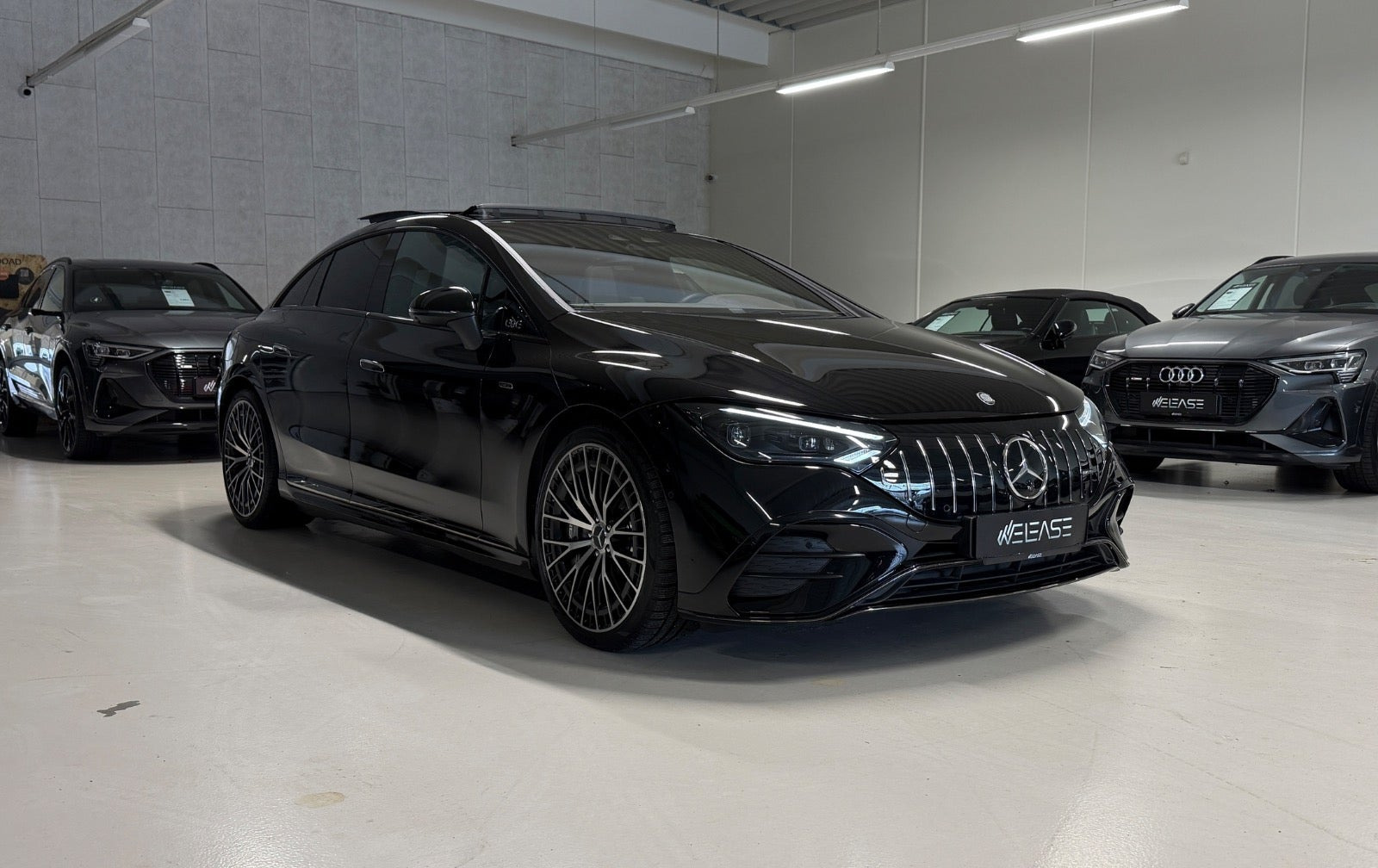 Sort Mercedes EQE43 fra 2024