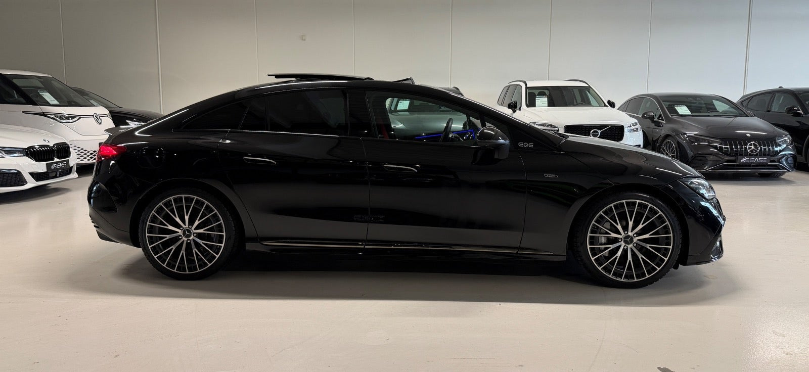 Sort Mercedes EQE43 fra 2024