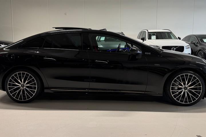 Sort Mercedes EQE43 fra 2024