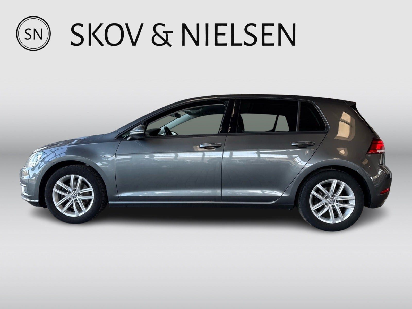 Grå VW Golf VII fra 2018