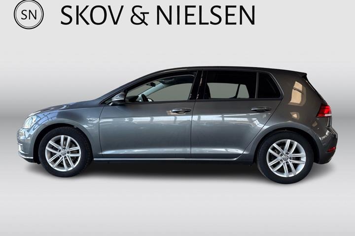Grå VW Golf VII fra 2018
