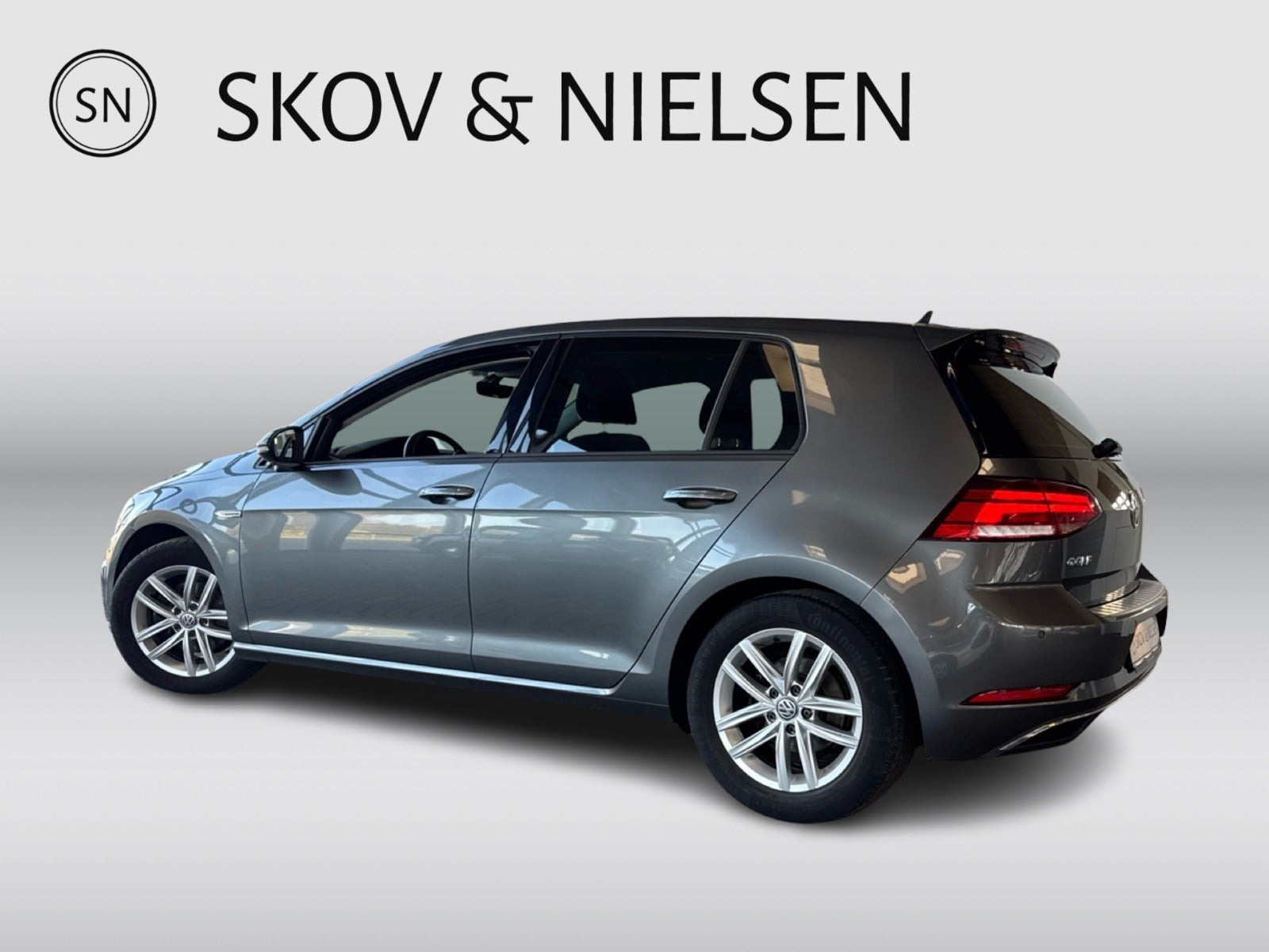 Grå VW Golf VII fra 2018