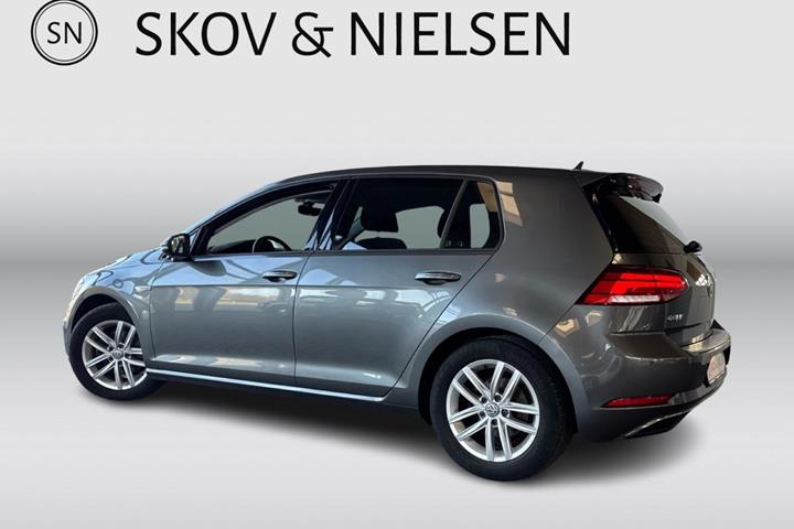Grå VW Golf VII fra 2018