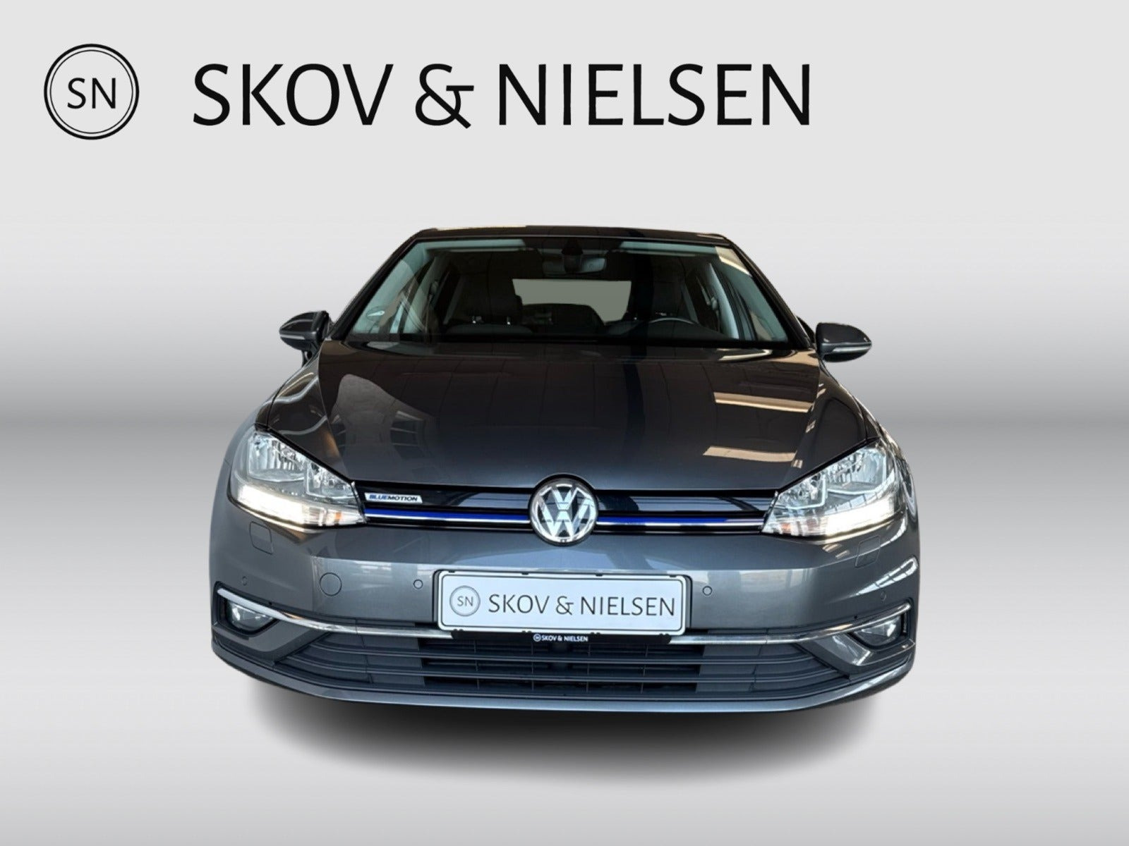 Grå VW Golf VII fra 2018