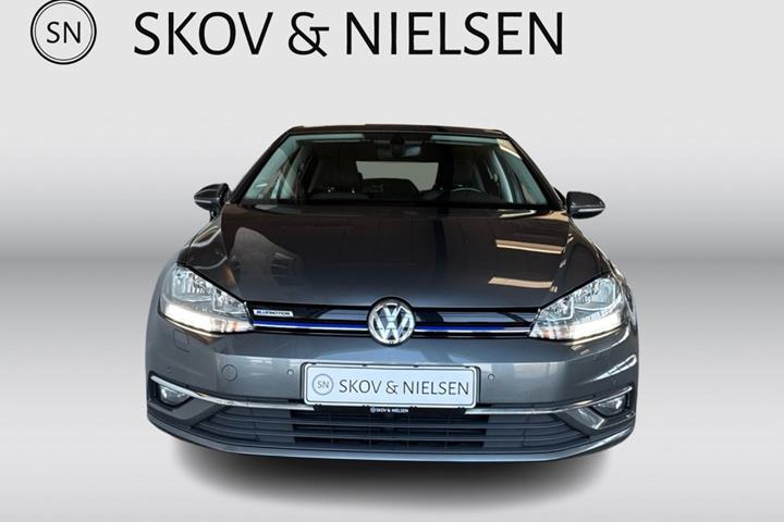 Grå VW Golf VII fra 2018