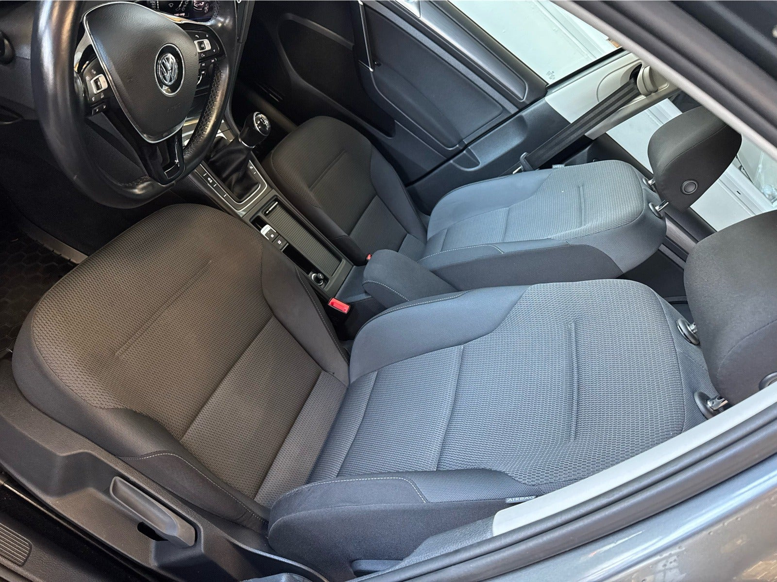 Grå VW Golf VII fra 2018