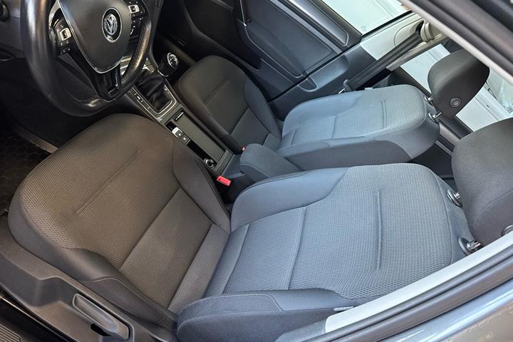 Grå VW Golf VII fra 2018
