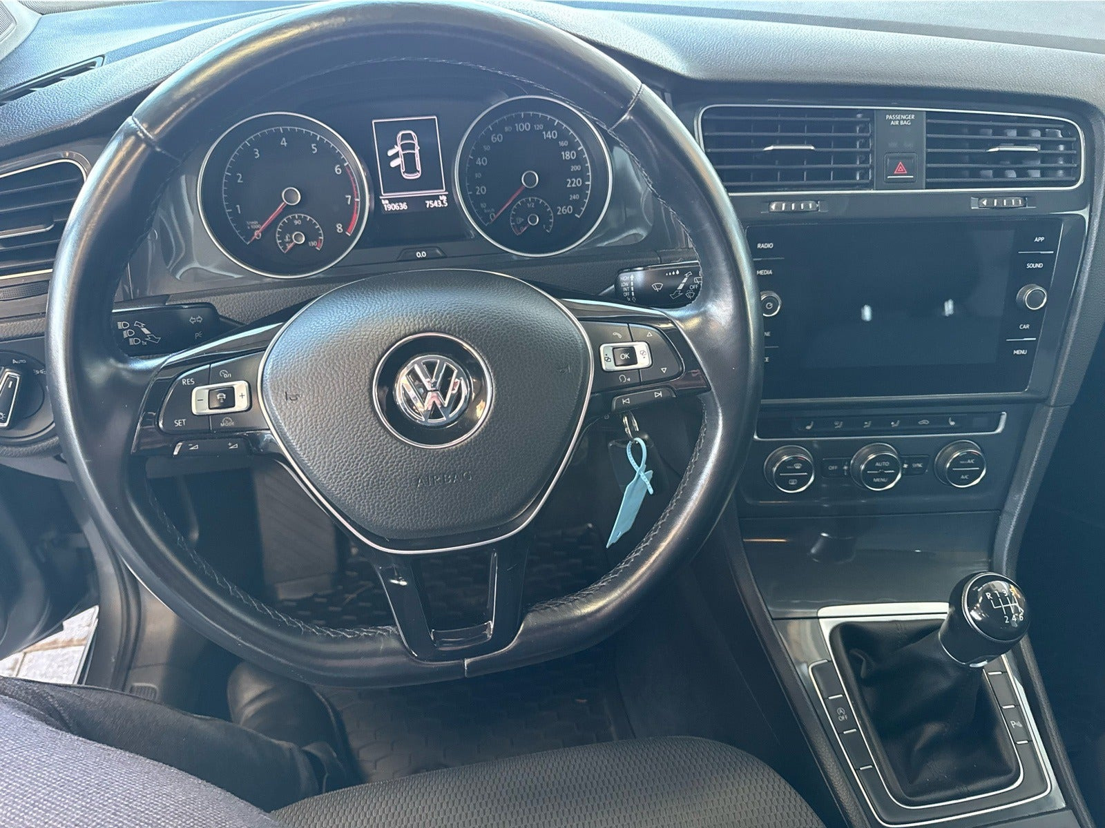 Grå VW Golf VII fra 2018