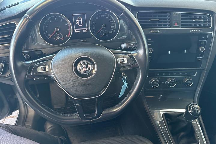 Grå VW Golf VII fra 2018