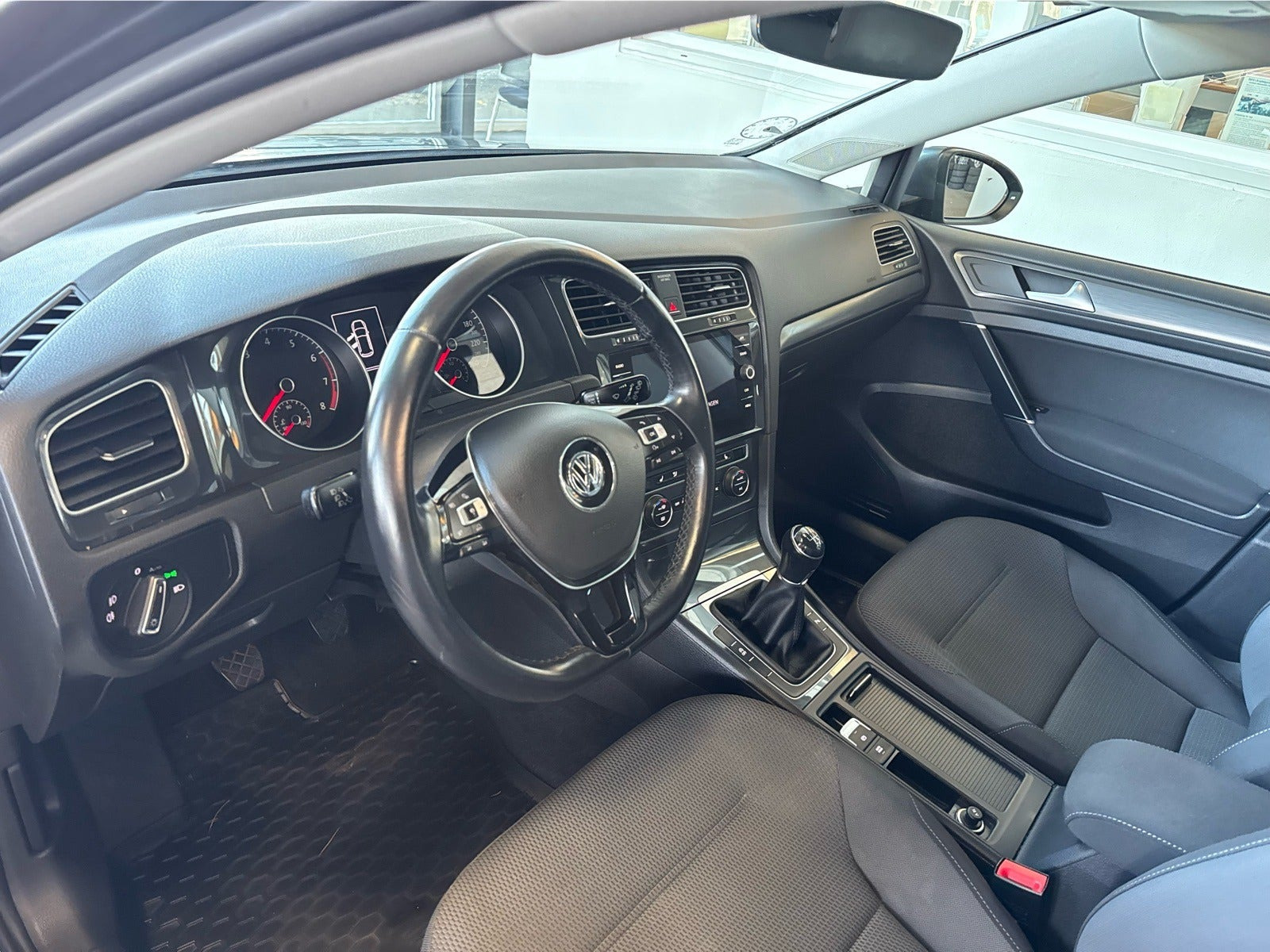 Grå VW Golf VII fra 2018