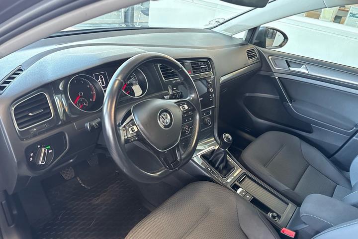 Grå VW Golf VII fra 2018