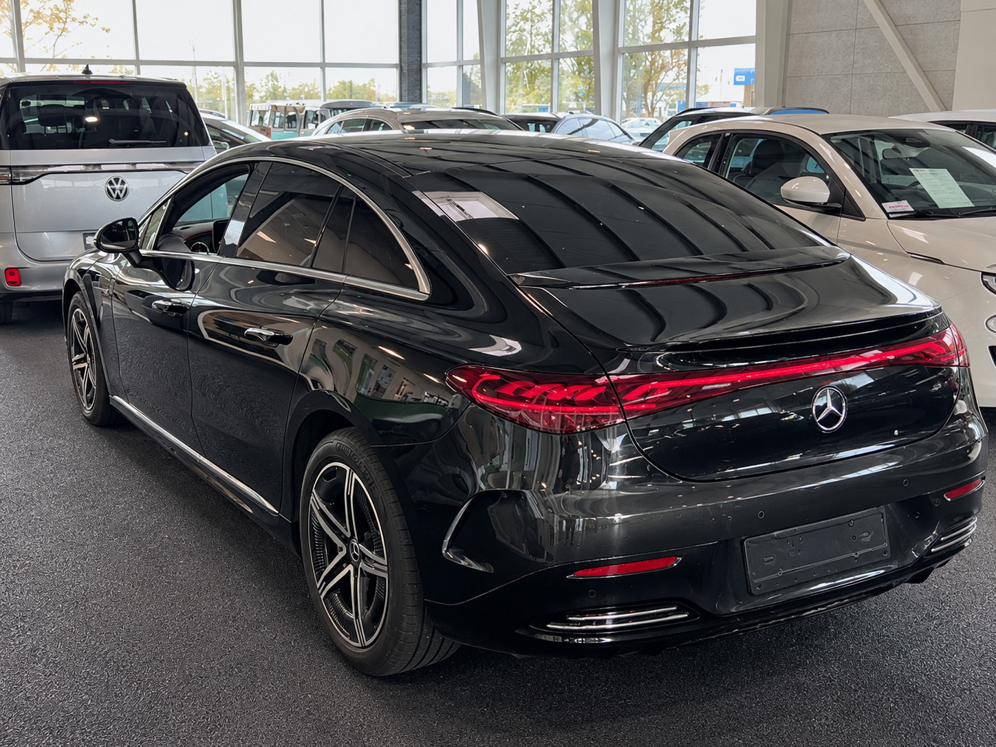 Sort Mercedes EQE350 fra 2025