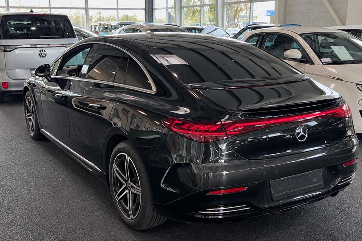 Sort Mercedes EQE350 fra 2025