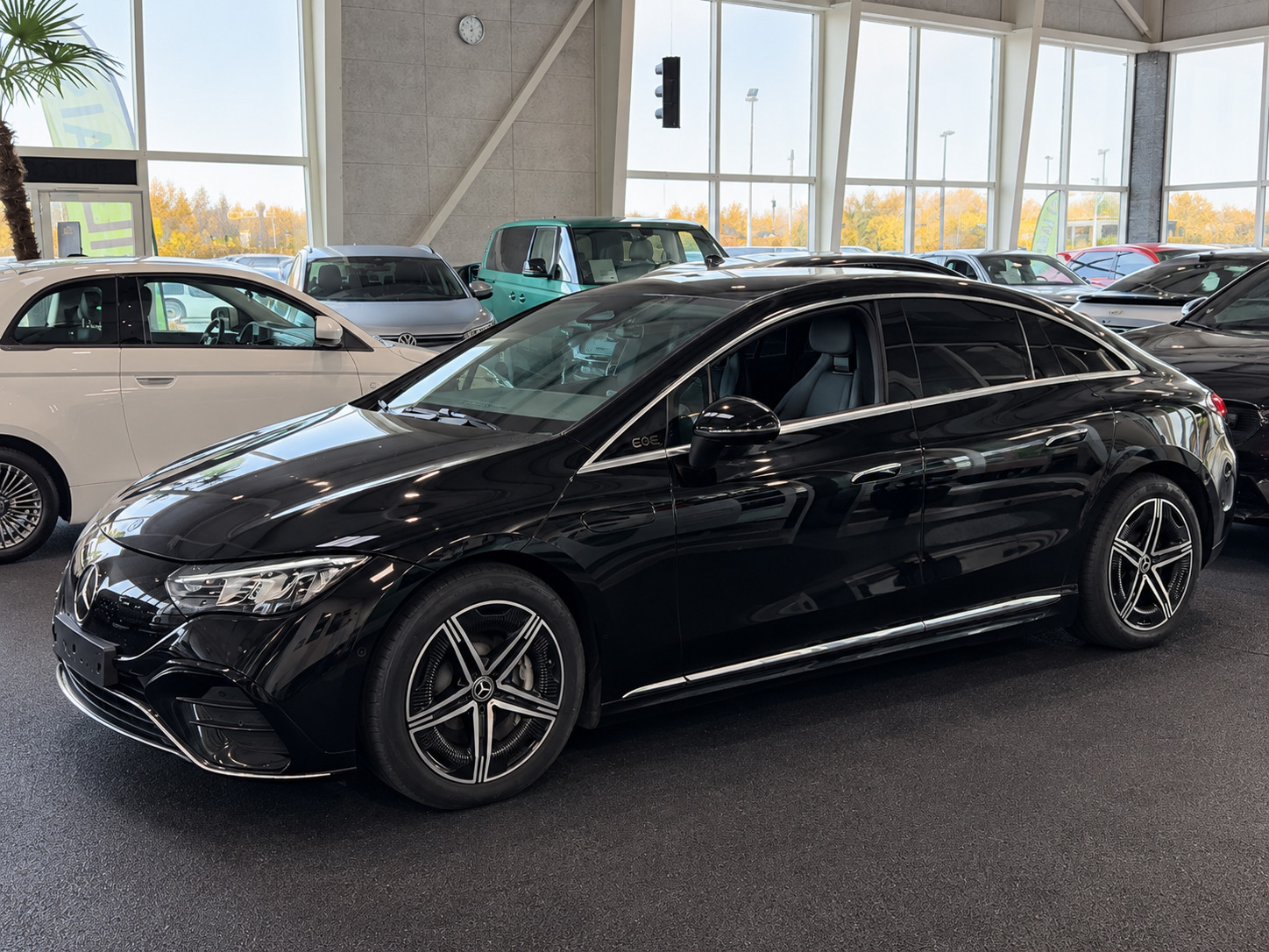 Sort Mercedes EQE350 fra 2025