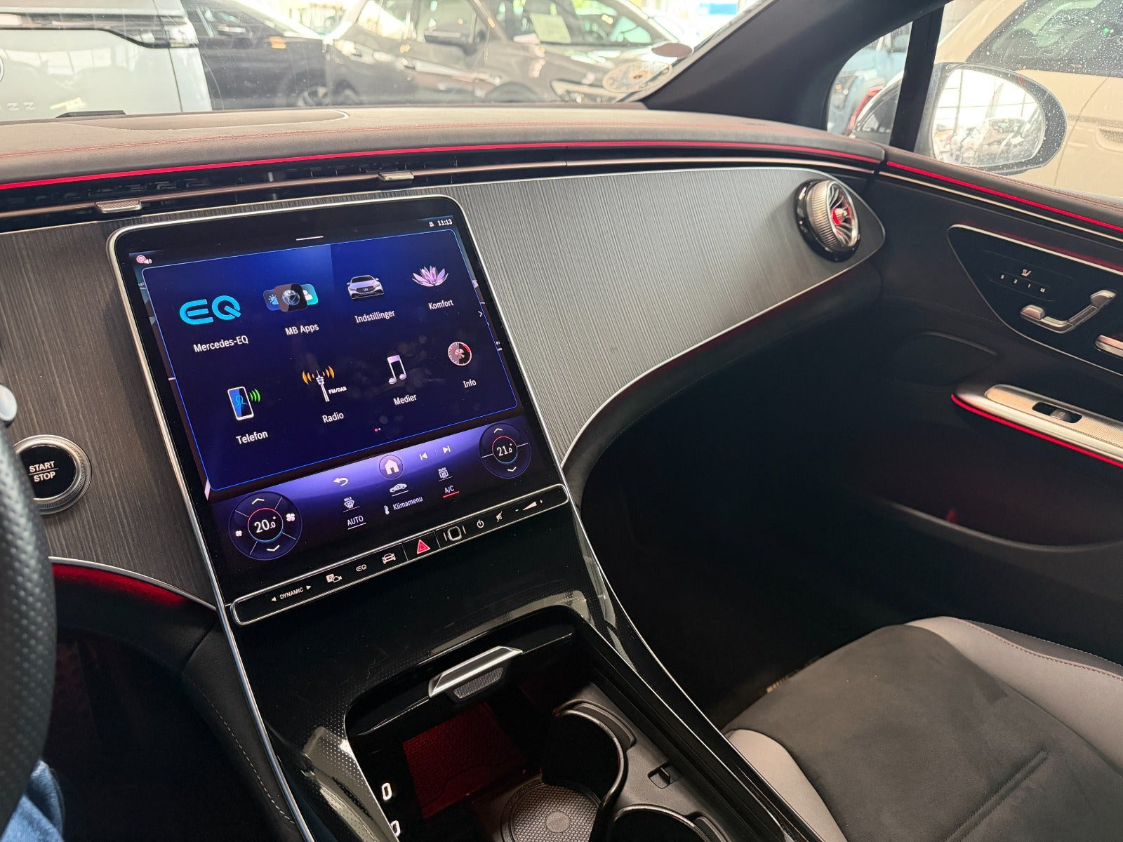 Sort Mercedes EQE350 fra 2025