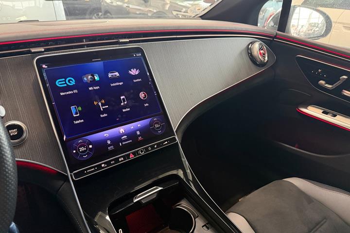 Sort Mercedes EQE350 fra 2025