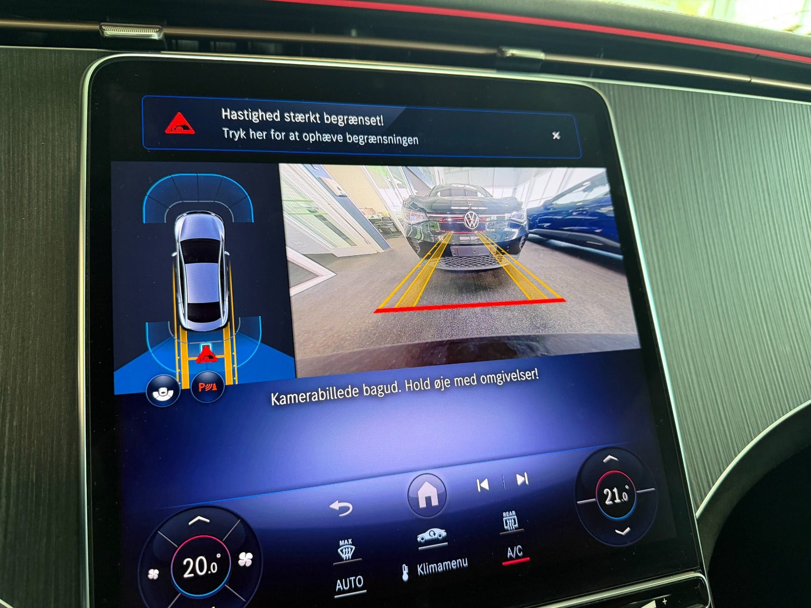 Sort Mercedes EQE350 fra 2025