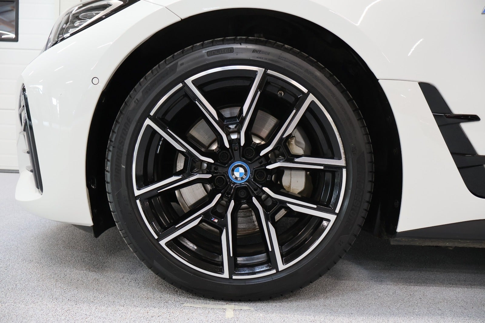 Hvid BMW i4 fra 2024