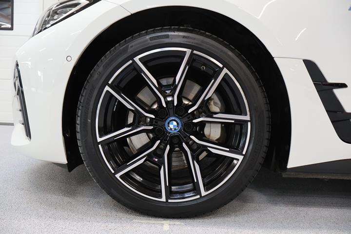 Hvid BMW i4 fra 2024