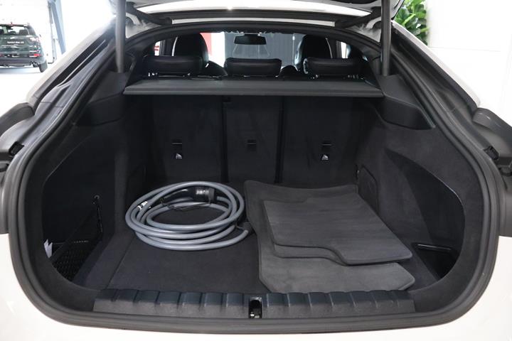 Hvid BMW i4 fra 2024