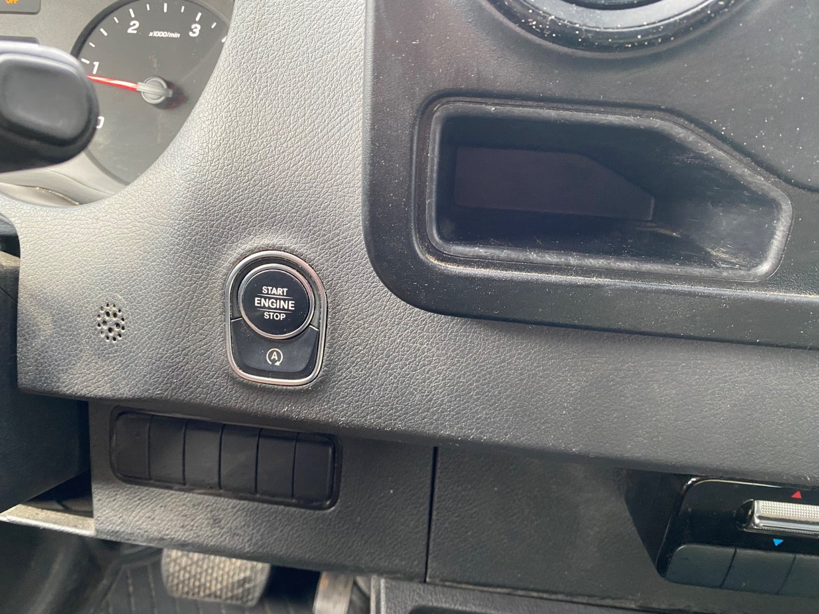 Hvid Mercedes Sprinter 215 fra 2023