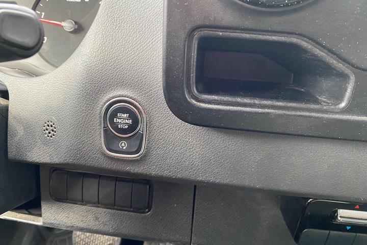 Hvid Mercedes Sprinter 215 fra 2023
