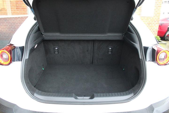 Hvid Mazda MX-30 fra 2022