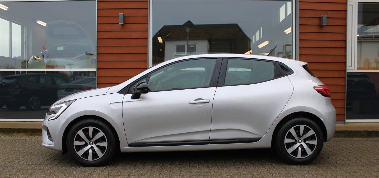 Sølv Renault Clio V fra 2023