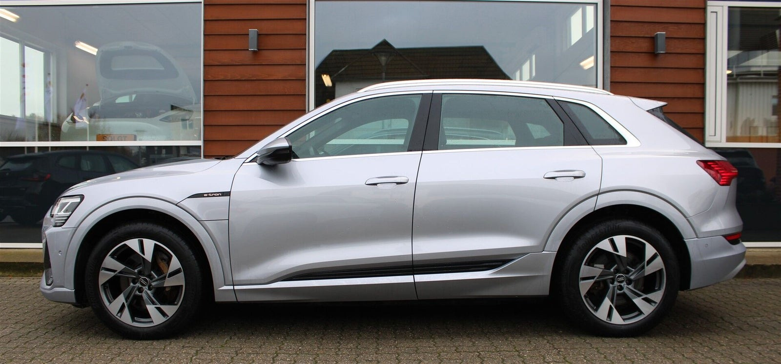 Sølv Audi e-tron fra 2022