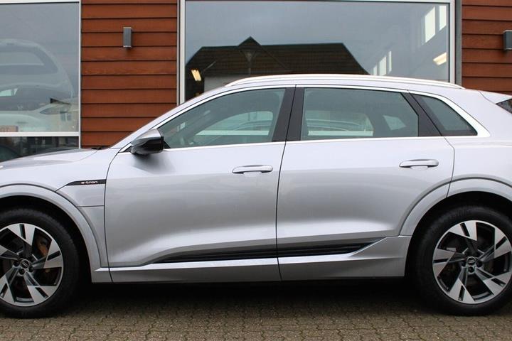 Sølv Audi e-tron fra 2022