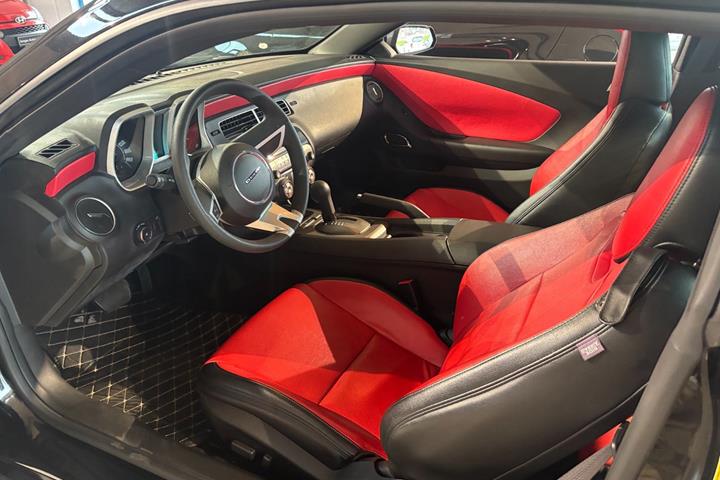 Sort Chevrolet Camaro fra 2012