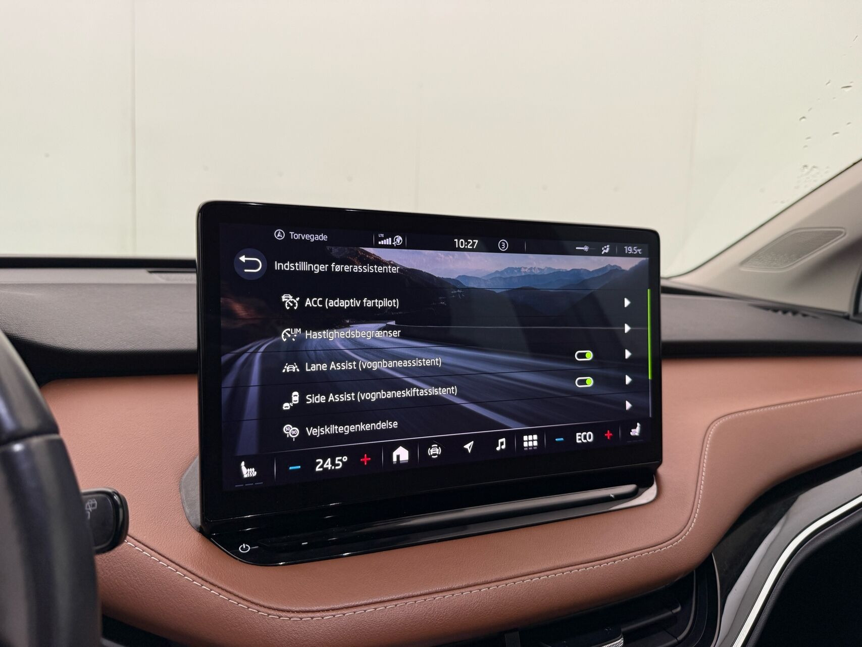 Hvid Skoda Enyaq fra 2022