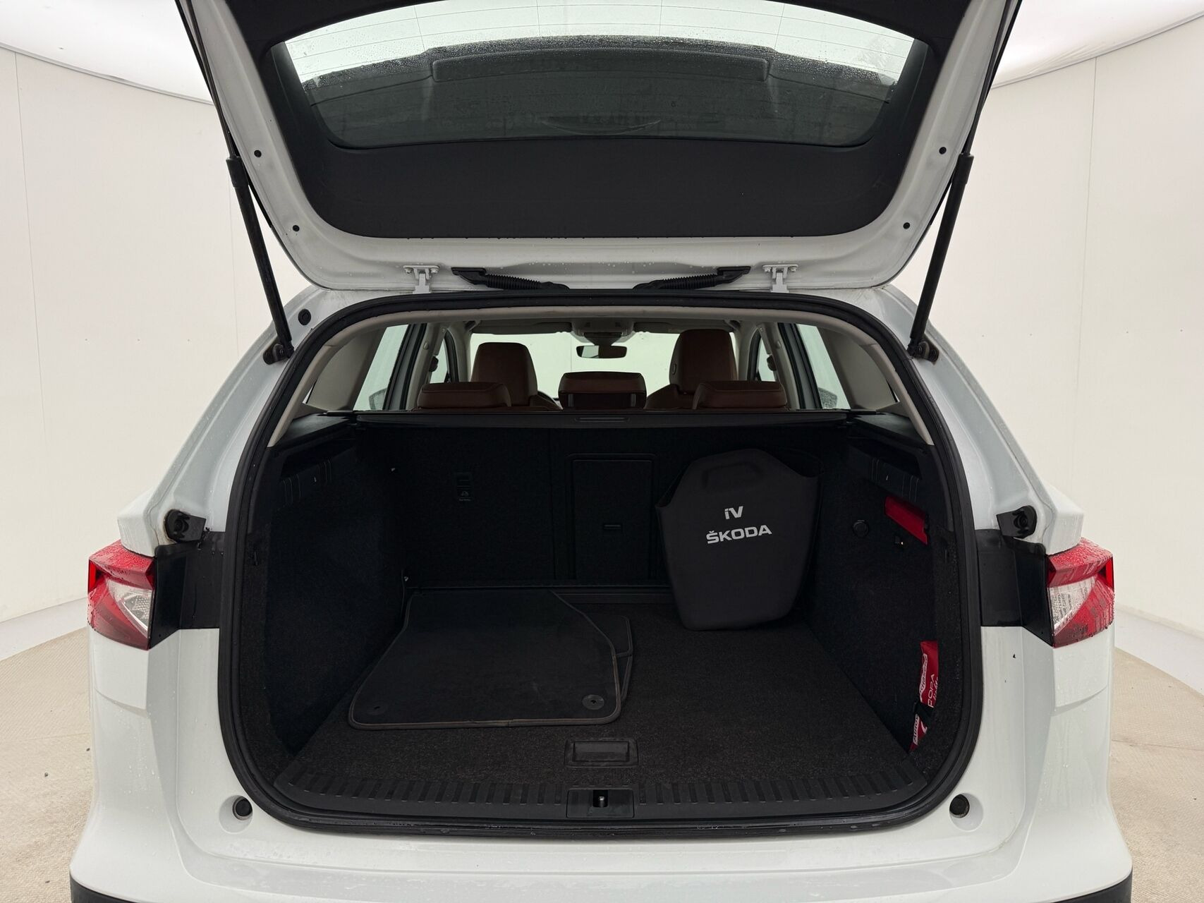 Hvid Skoda Enyaq fra 2022