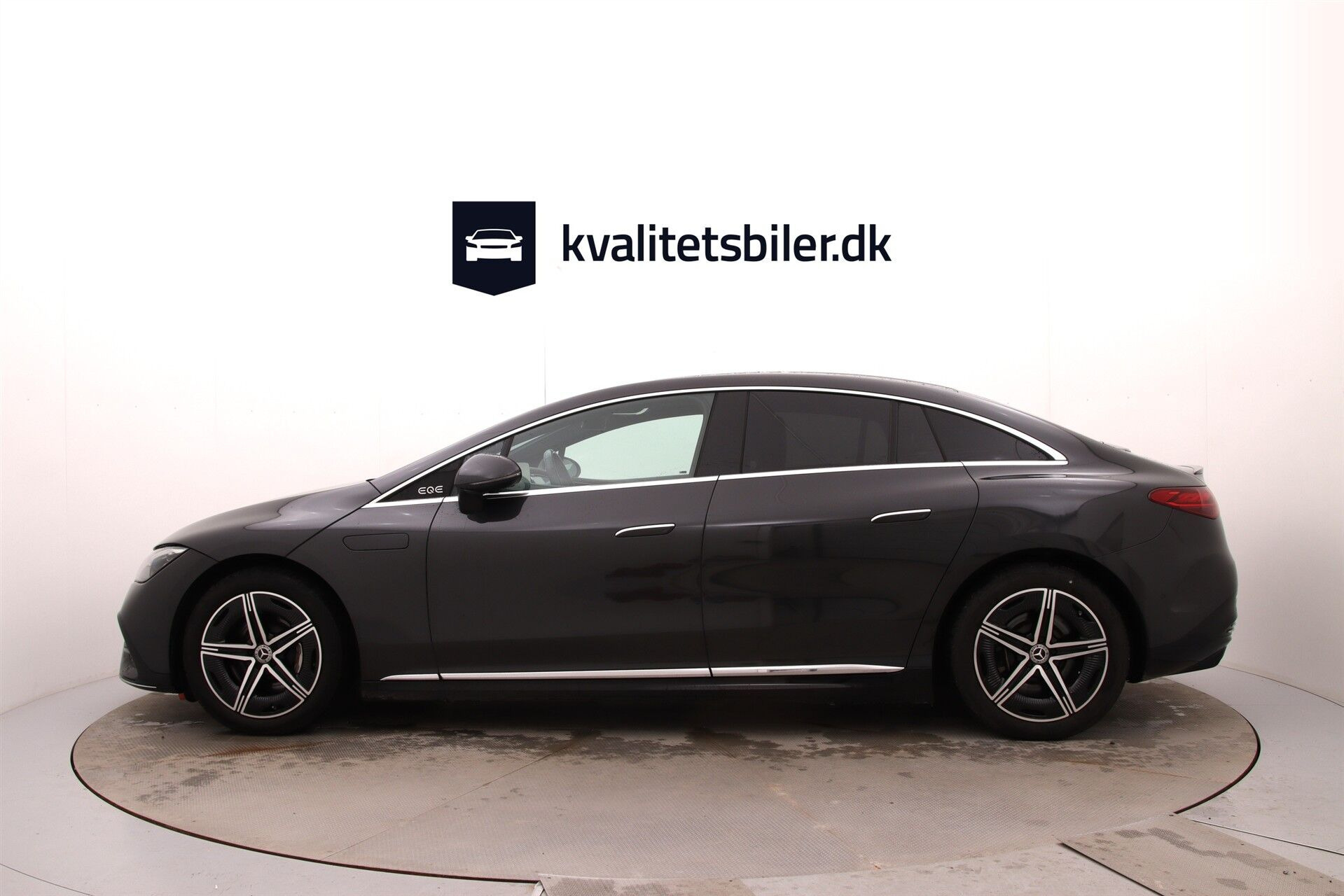 Grå Mercedes EQE350 fra 2024