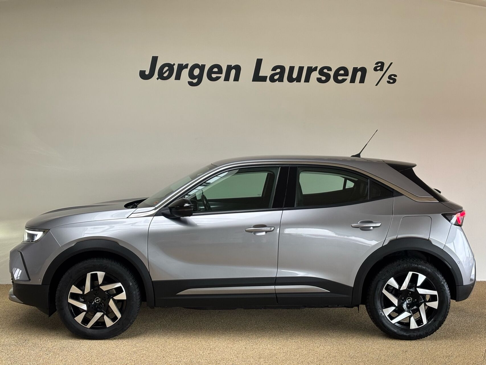 Grå Opel Mokka-e fra 2023