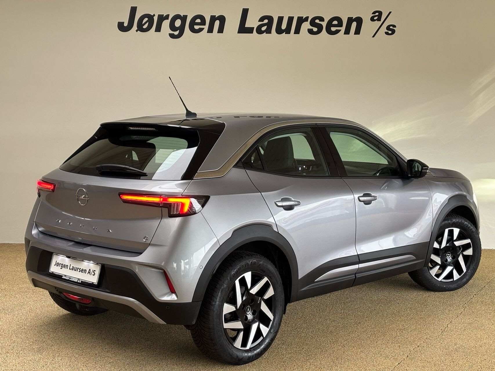 Grå Opel Mokka-e fra 2023