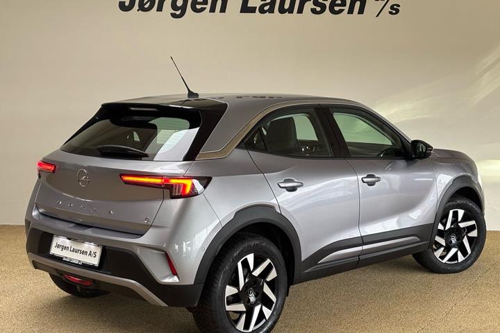 Grå Opel Mokka-e fra 2023